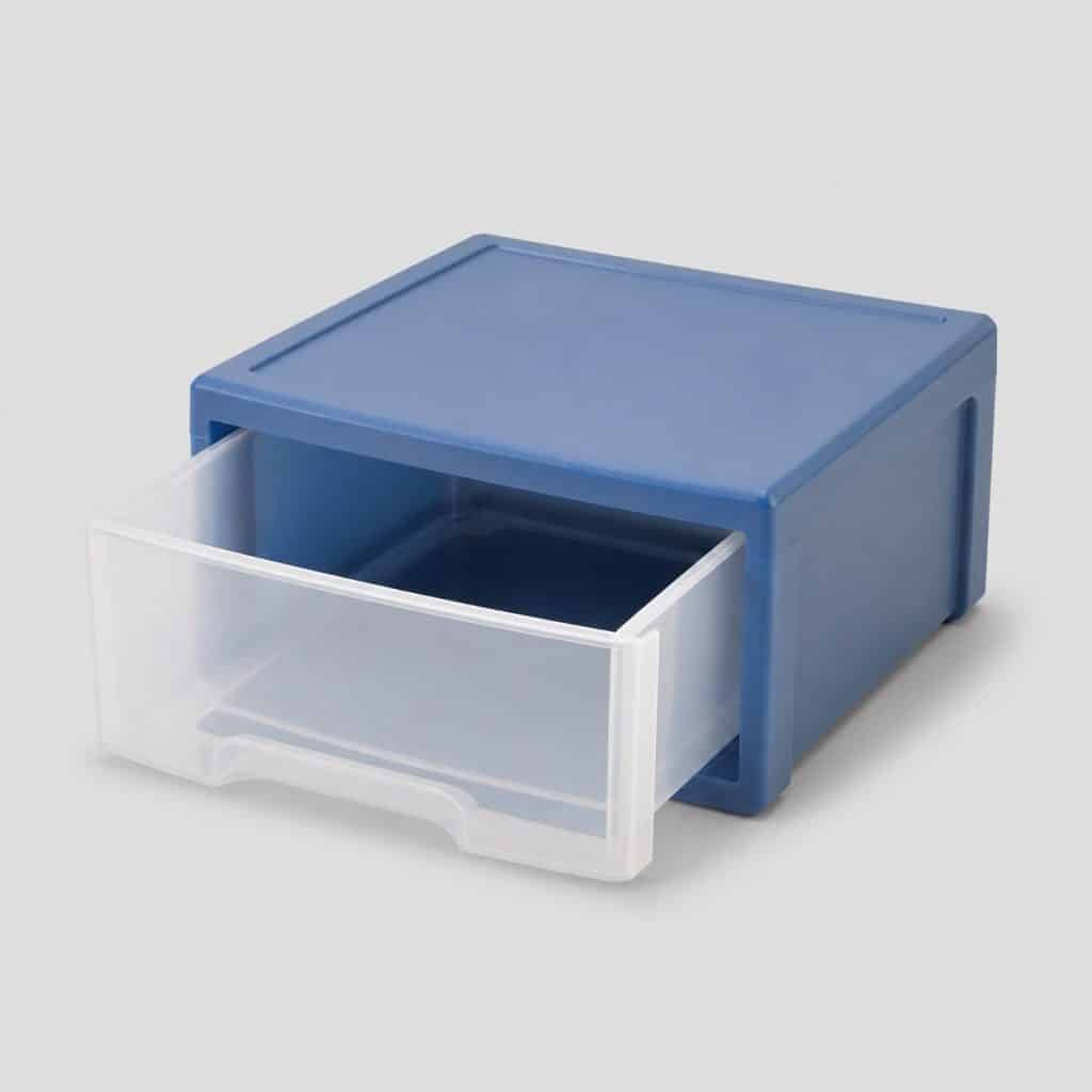 Boîte en plastique à tiroir coulissant entrouvert