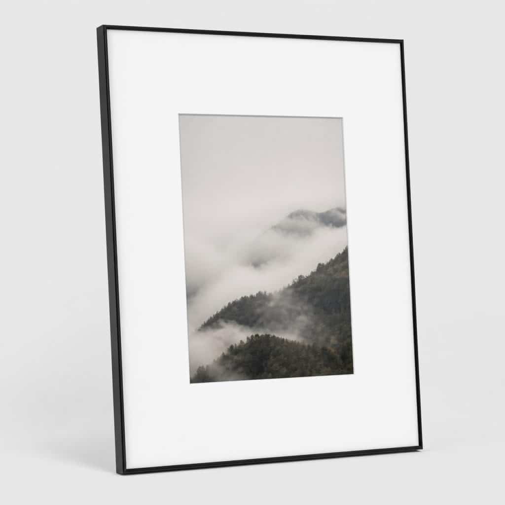 Cadre en verre 50 × 70 cm avec marie-louise blanche