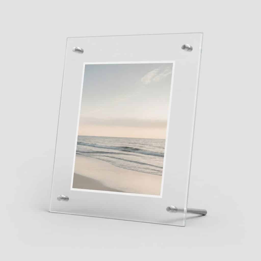 Cadre en verre transparent à l'effet flottant sur mur blanc