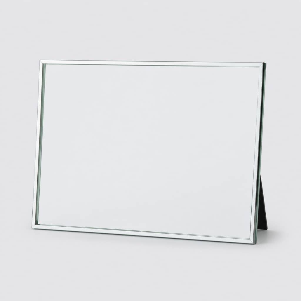 Cadre sous verre 70 × 50 cm en paysage posé sur un buffet