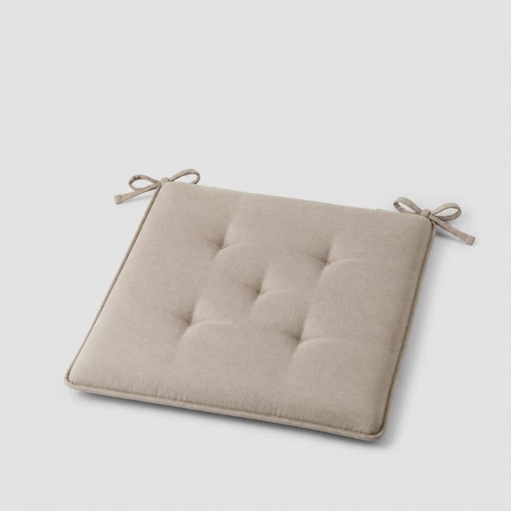 Coussin de chaise 40 × 40 cm posé sur une chaise en bois