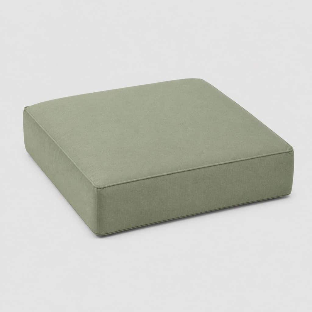 Coussin de sol 50 × 50 cm vert sauge posé au salon