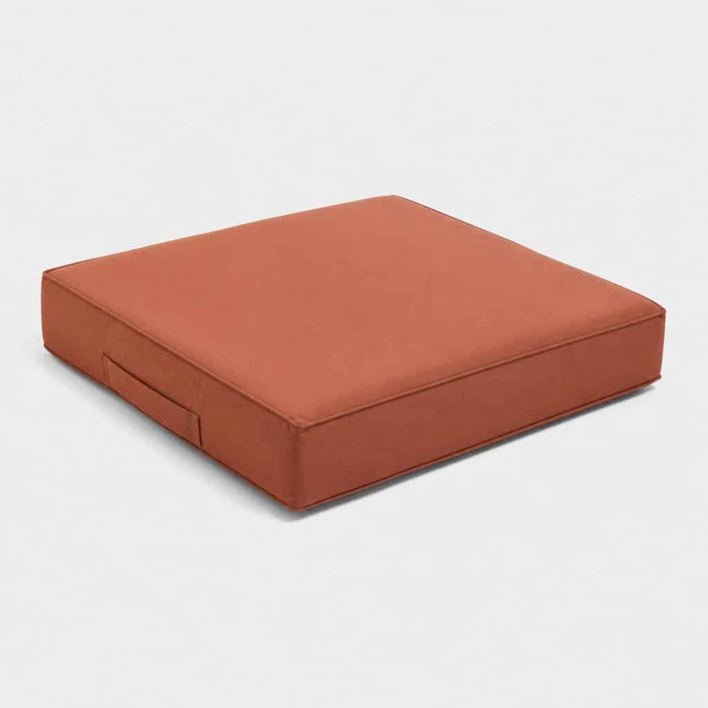 Coussin de sol extérieur terracotta sur une terrasse