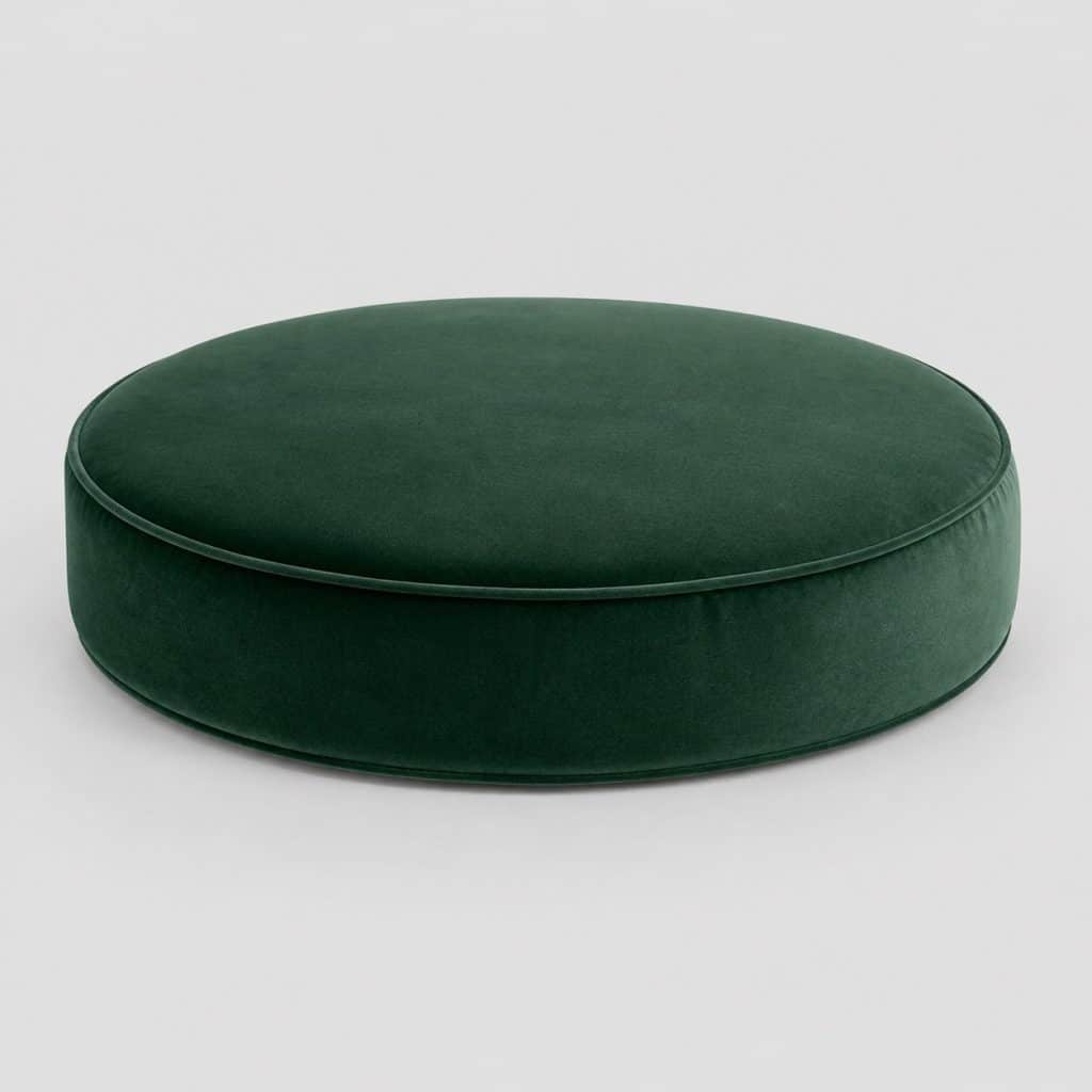 Coussin de sol rond en velours vert sapin au salon