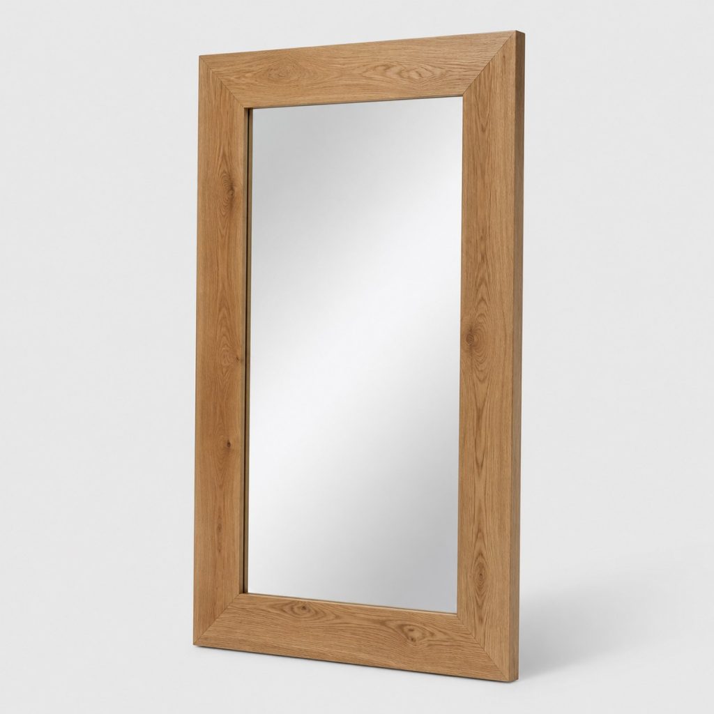 Grand miroir en bois au cadre large posé au mur