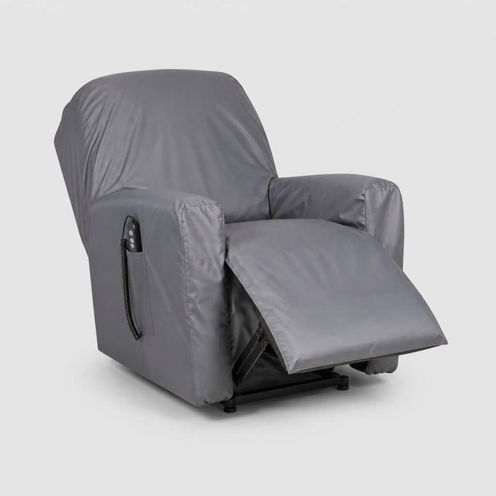 Housse grise imperm&eacute;able sur fauteuil releveur &eacute;lectrique