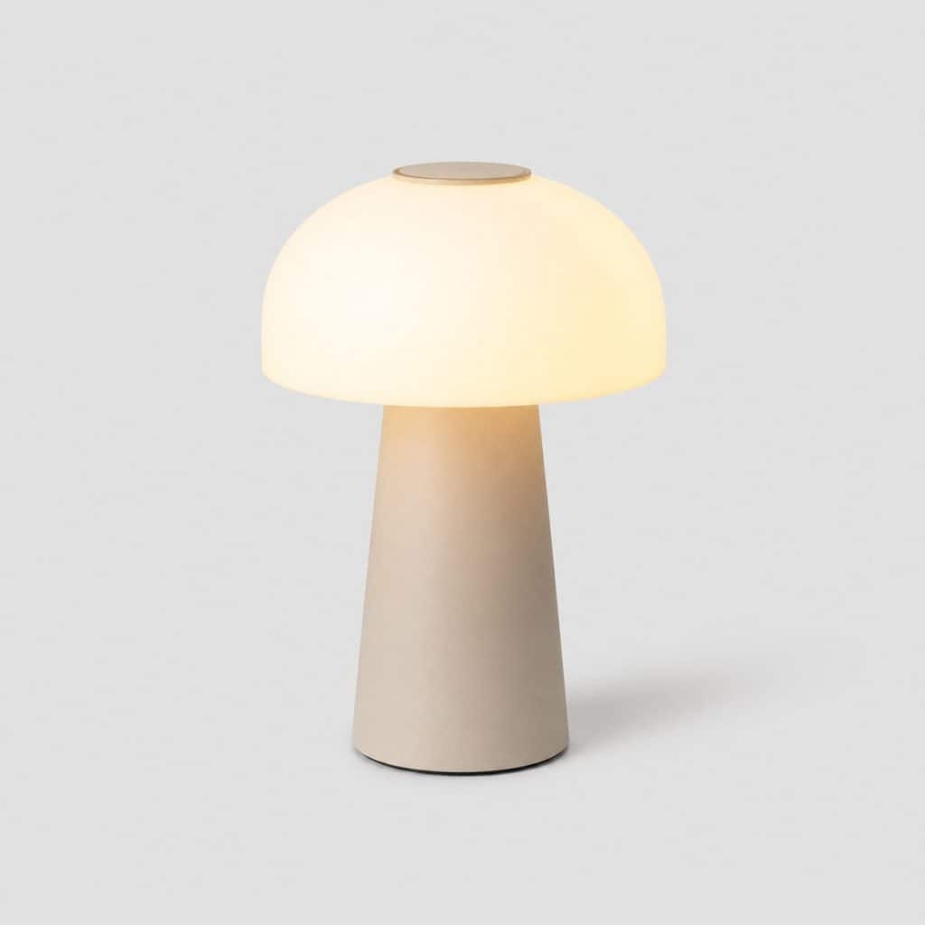 Lampe à poser à LED allumée sur une table