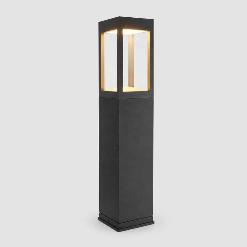 Lampe LED d'extérieur étanche allumée dans un jardin