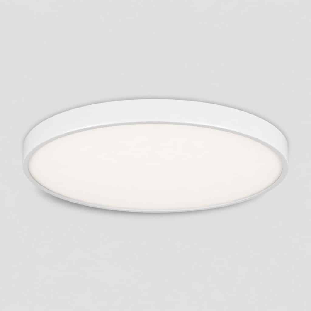 Plafonnier LED allumé au plafond d'un salon