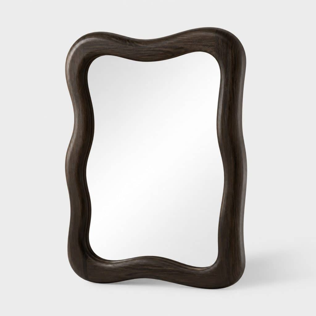 Miroir en bois foncé au cadre teinté sombre