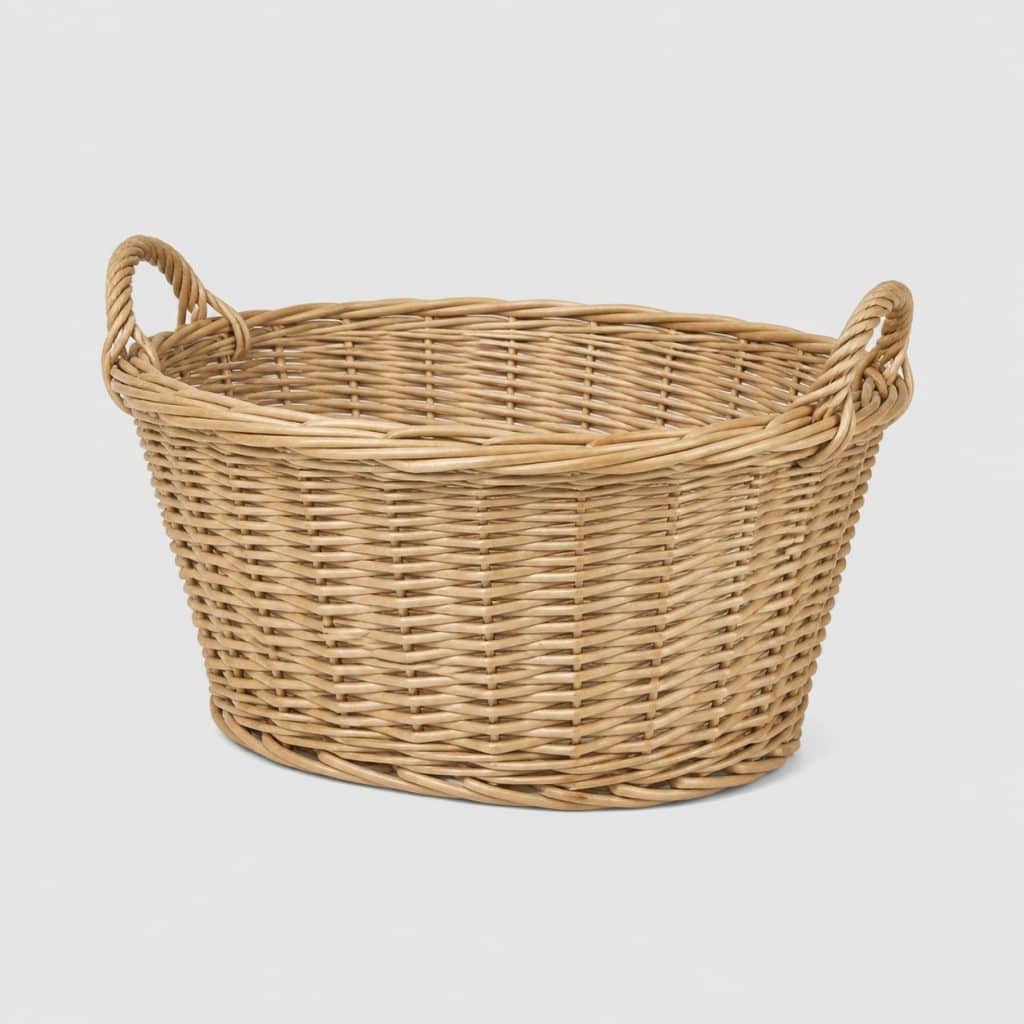 Panier à bois en osier tressé près de la cheminée