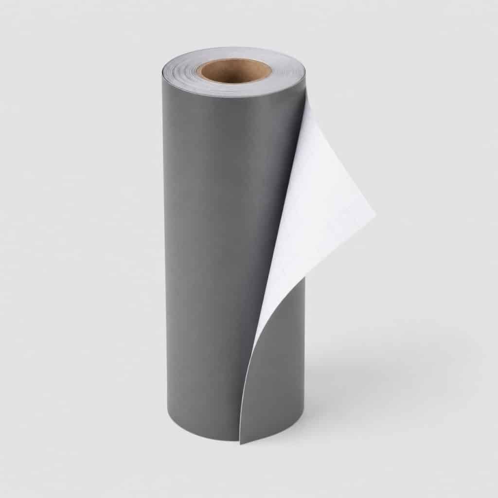Rouleau de papier adhésif dressé et partiellement déroulé